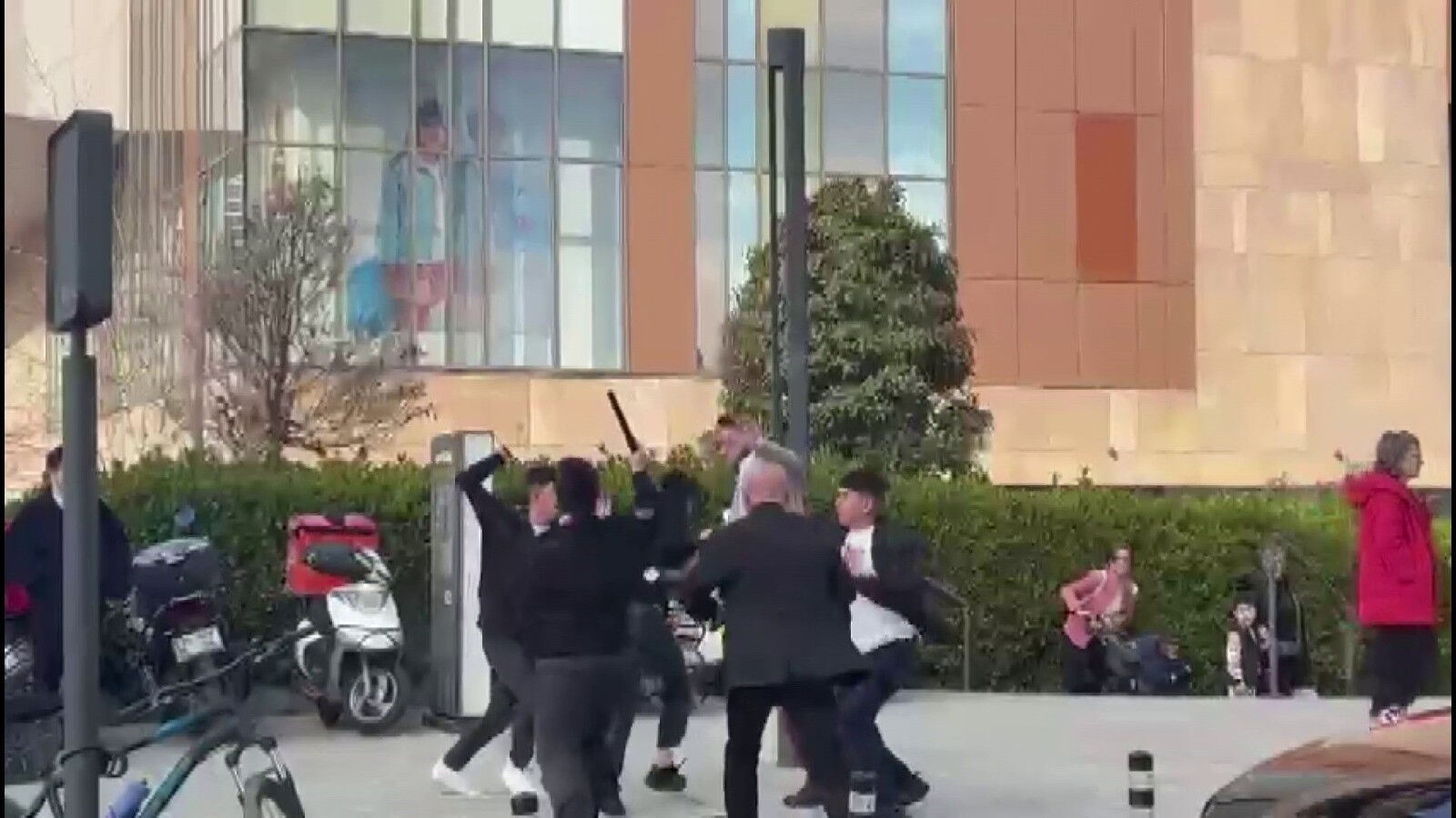 İstanbul'da AVM dehşeti! Bir yanda yangın, bir yanda bıçaklı kavga! - 2. Resim