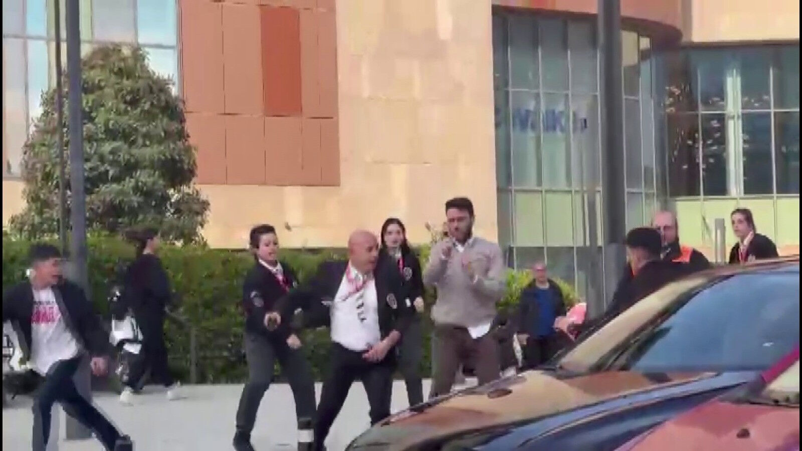 İstanbul'da AVM dehşeti! Bir yanda yangın, bir yanda bıçaklı kavga! - 1. Resim