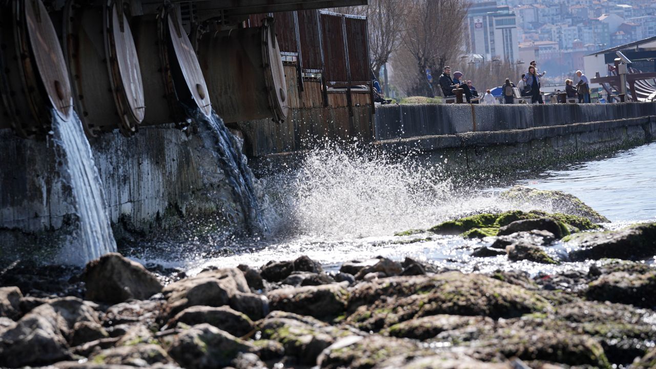 İzmir Körfezi'ne atık su boşaltan İZSU'ya ceza yağdı