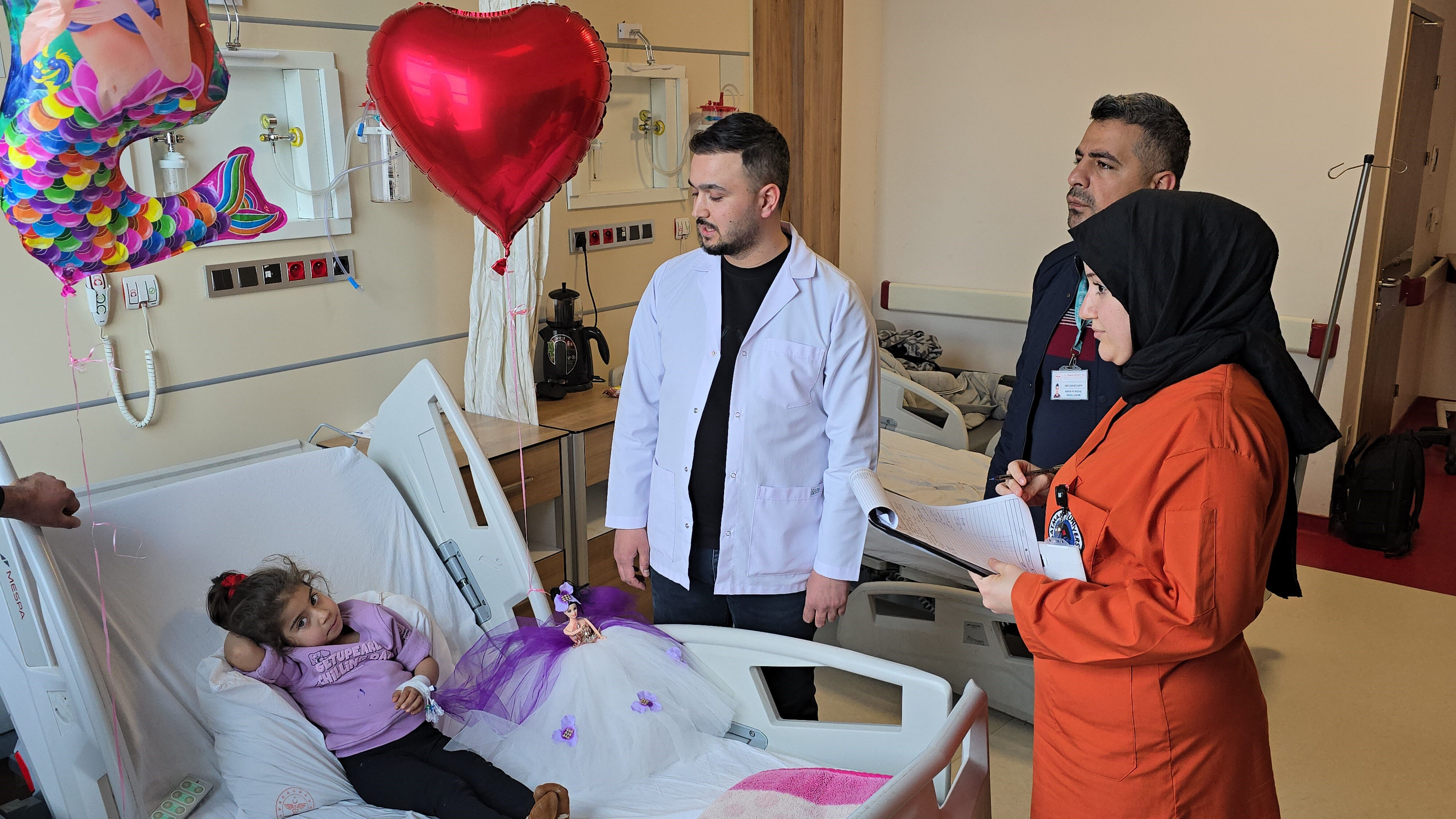 Karın ağrısı şikayetiyle gitti! Çocuğun midesinden çıkanlar doktorları bile hayrete düşürdü Karın ağrısı şikayetiyle gitti! Çocuğun midesinden çıkanlar doktorları bile hayrete düşürdü - 1. Resim