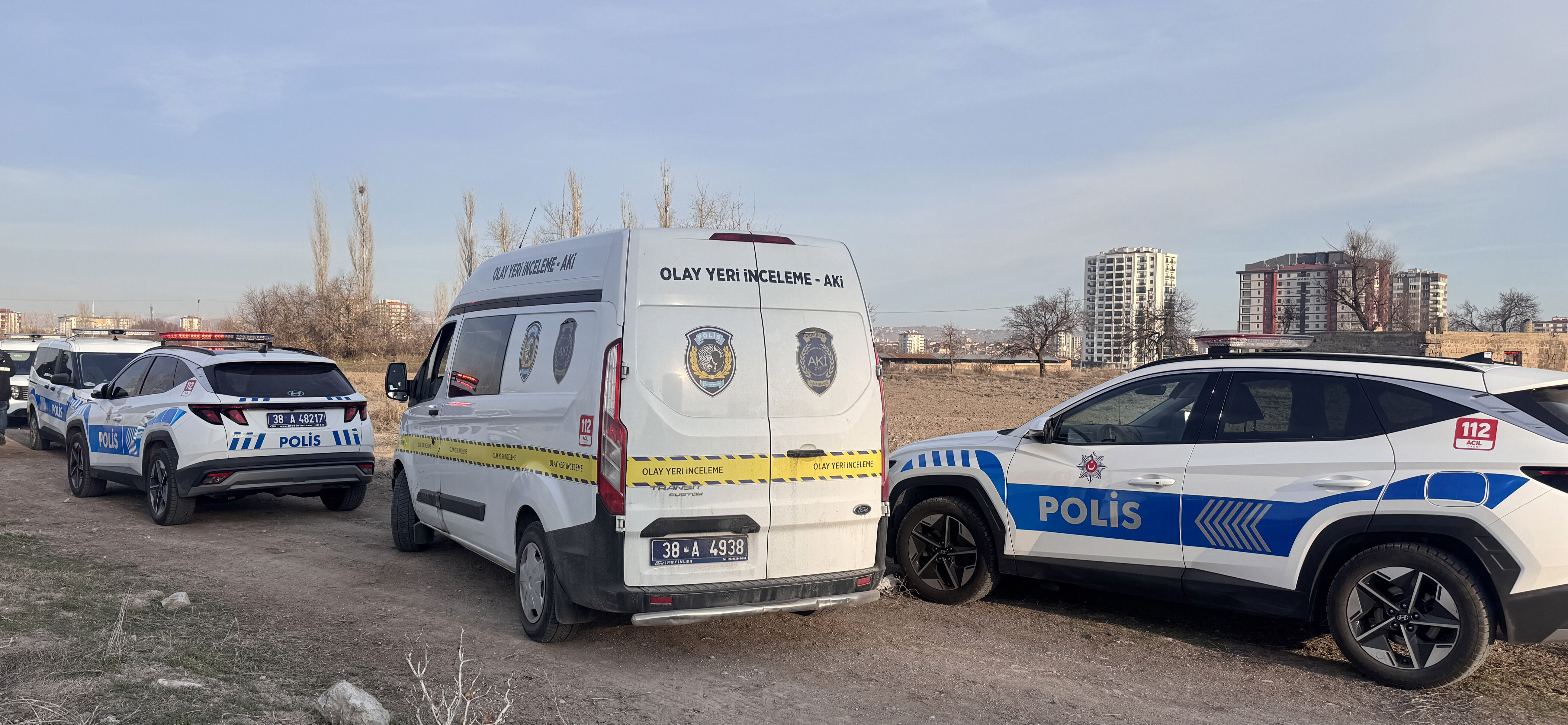 Kayseri'de esrarengiz olay! Boş arazide 1 kişi ölü, 3 kişi baygın bulundu - 1. Resim