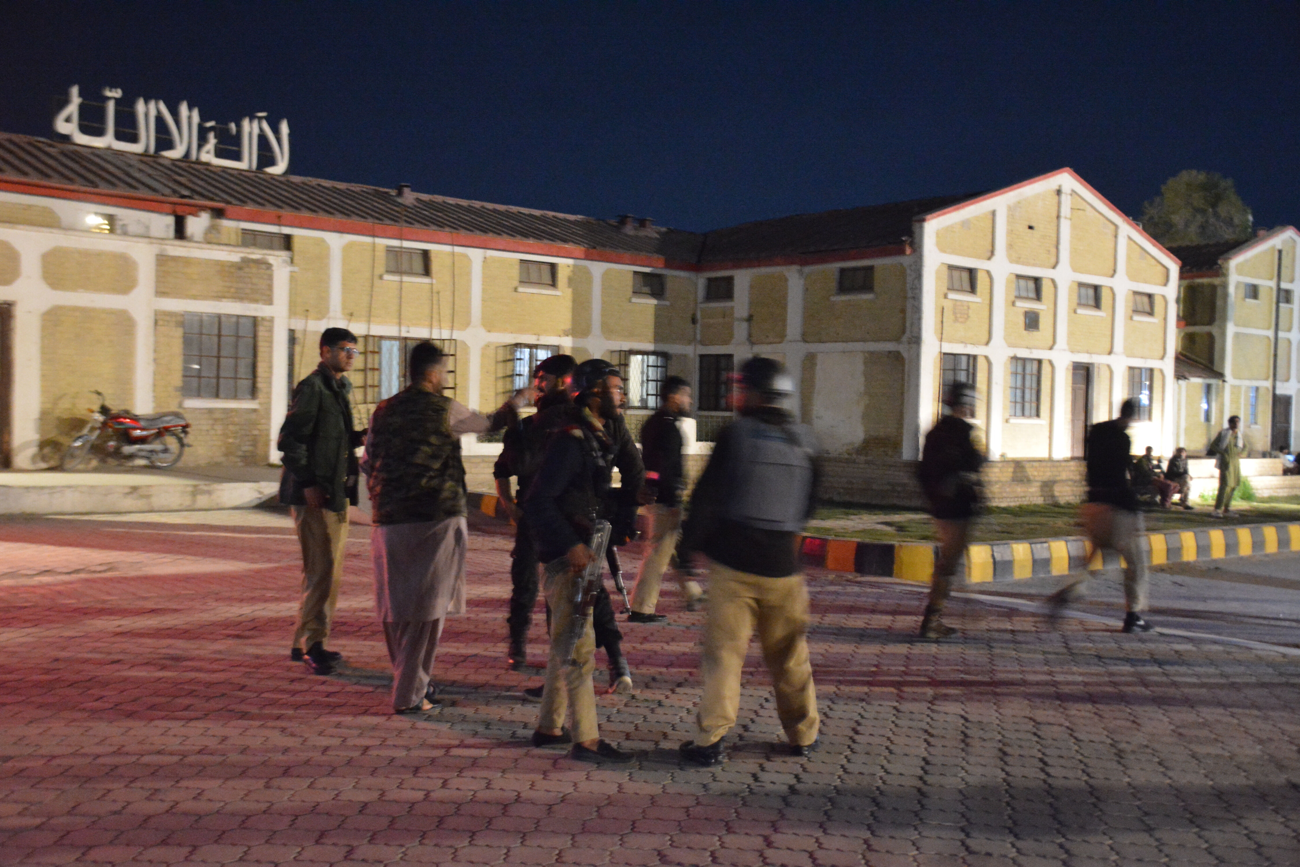 Pakistan'da rehine krizi sürüyor! 10 kişi öldü, 104 rehine kurtarıldı Pakistan'da rehine krizi sürüyor! 10 kişi öldü, 104 rehine kurtarıldı - 1. Resim