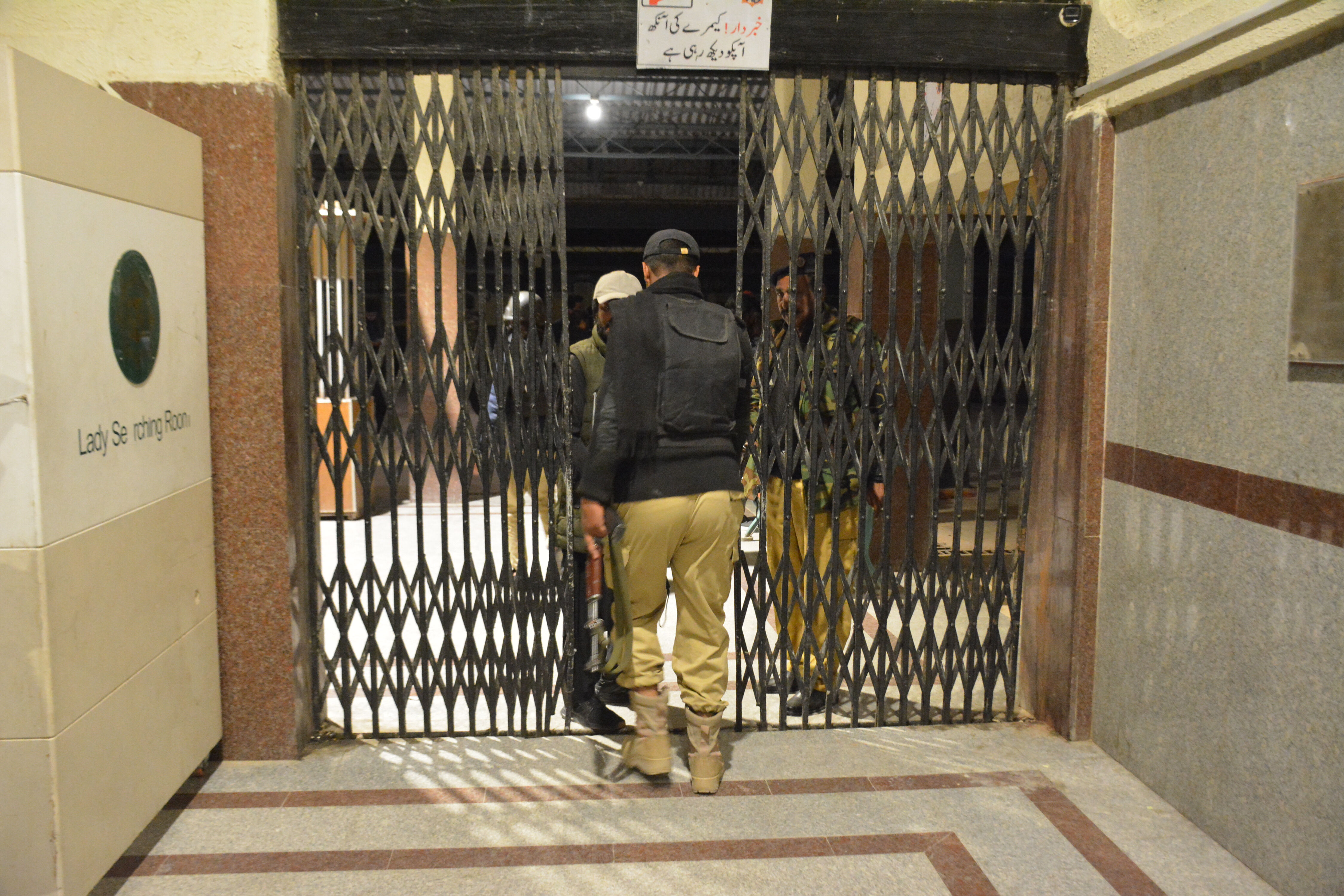 Pakistan'da rehine krizi sürüyor! 10 kişi öldü, 104 rehine kurtarıldı Pakistan'da rehine krizi sürüyor! 10 kişi öldü, 104 rehine kurtarıldı - 2. Resim