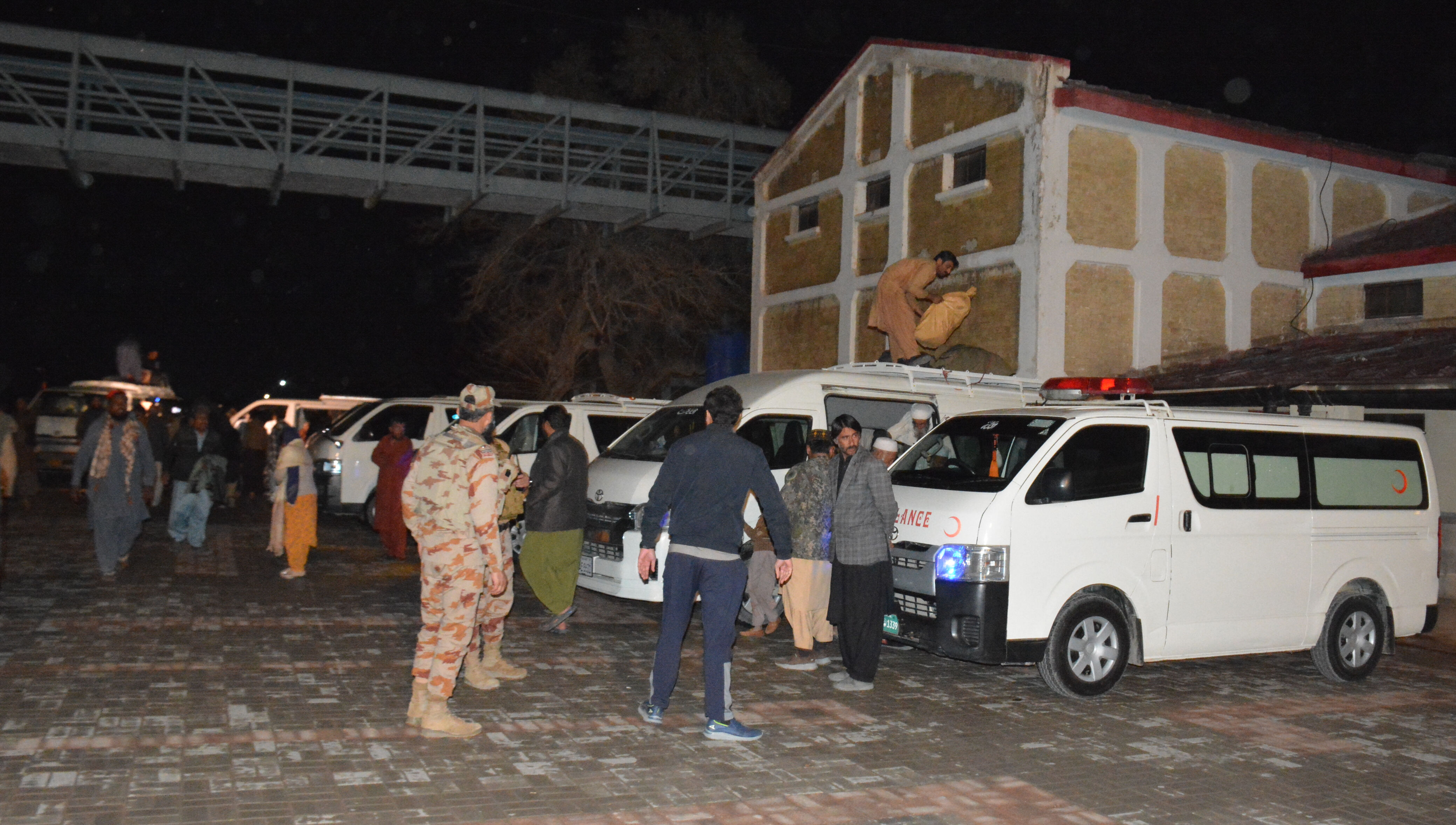 Pakistan'daki tren saldırısında acı bilanço ortaya çıktı! Çok sayıda ölü ve yaralı var - 2. Resim