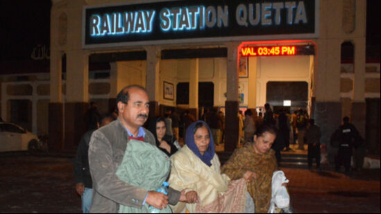 Pakistan'daki tren saldırısında dehşet anları: Hayatta kalmak için kilometrelerce yürüdüler Pakistan'daki tren saldırısında dehşet anları: Hayatta kalmak için kilometrelerce yürüdüler - 2. Resim