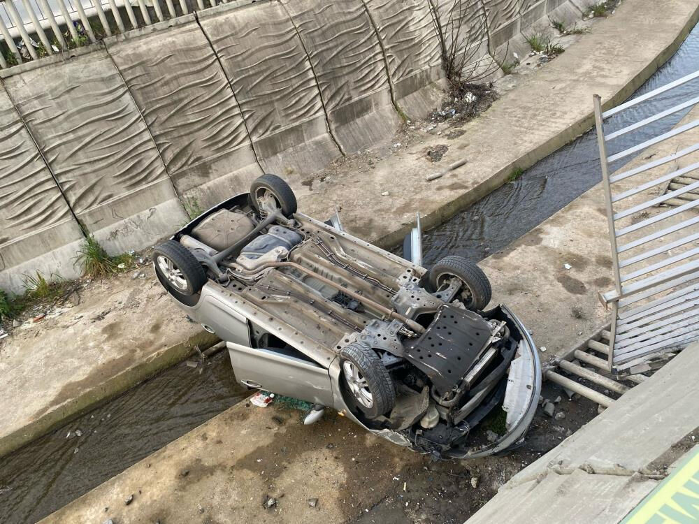 Pendik'te feci kaza! Araba dereye uçtu, 5 kişi yaralandı Pendik'te feci kaza! Araba dereye uçtu, 5 kişi yaralandı - 1. Resim