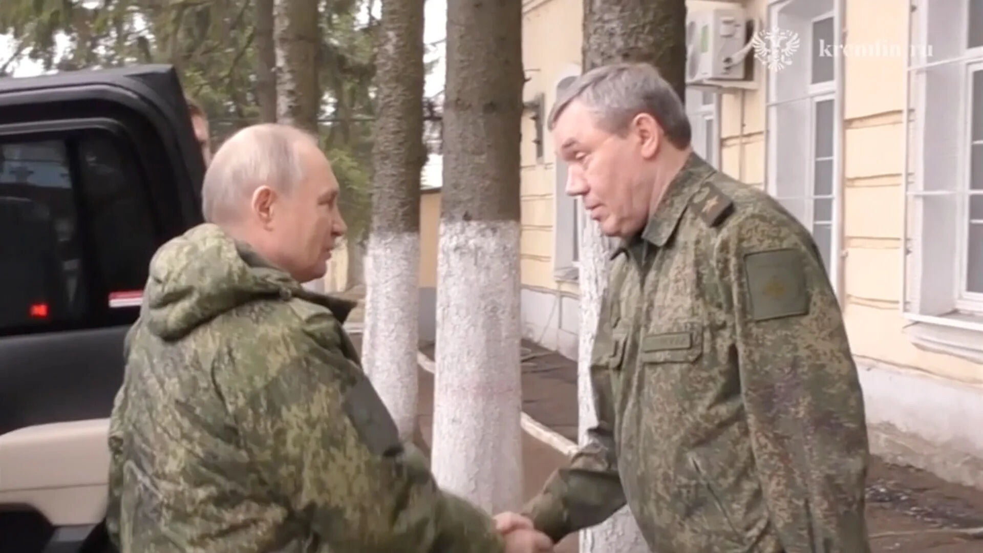 Putin askeri üniformayı giydi! Trump'ın çıkışı sonrası Kursk'ta net mesaj - 1. Resim