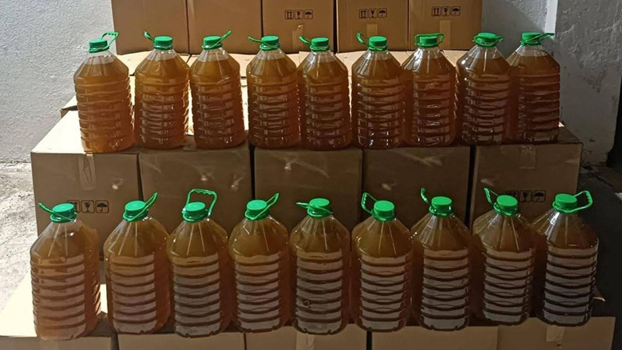 Sofralara sızmadan yakalandı! Yüzlerce litre sahte zeytinyağı ele geçirildi Sofralara sızmadan yakalandı! Yüzlerce litre sahte zeytinyağı ele geçirildi