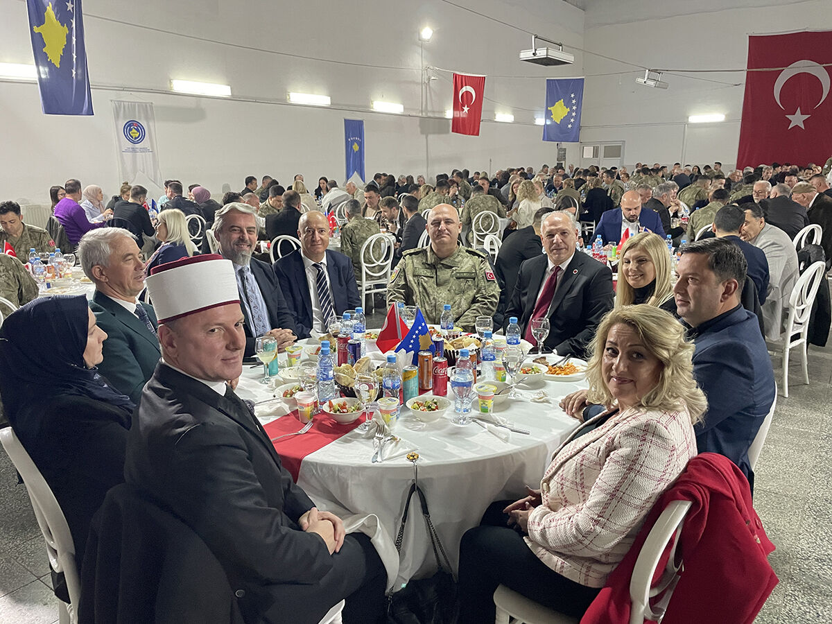Türk askerinden Kosova'da iftar! Sultan Murat Kışlası’nda ramazan geleneği Türk askerinden Kosova'da iftar! Sultan Murat Kışlası’nda ramazan geleneği - 1. Resim