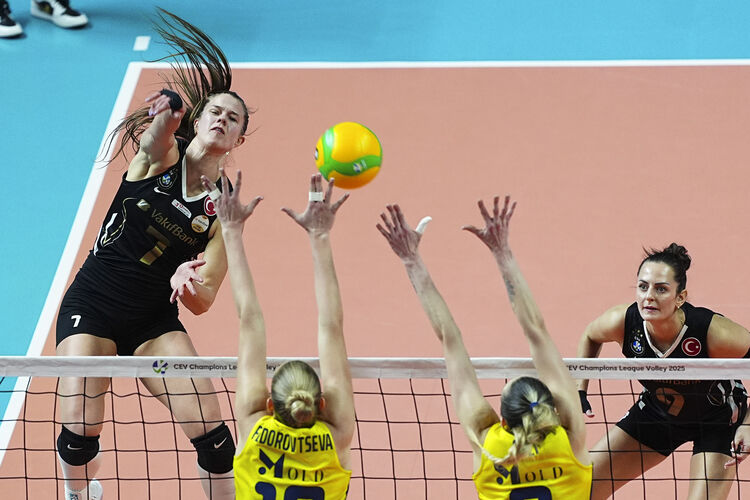 VakıfBank, Fenerbahçe Medicana'yı altın sette devirdi! - 1. Resim