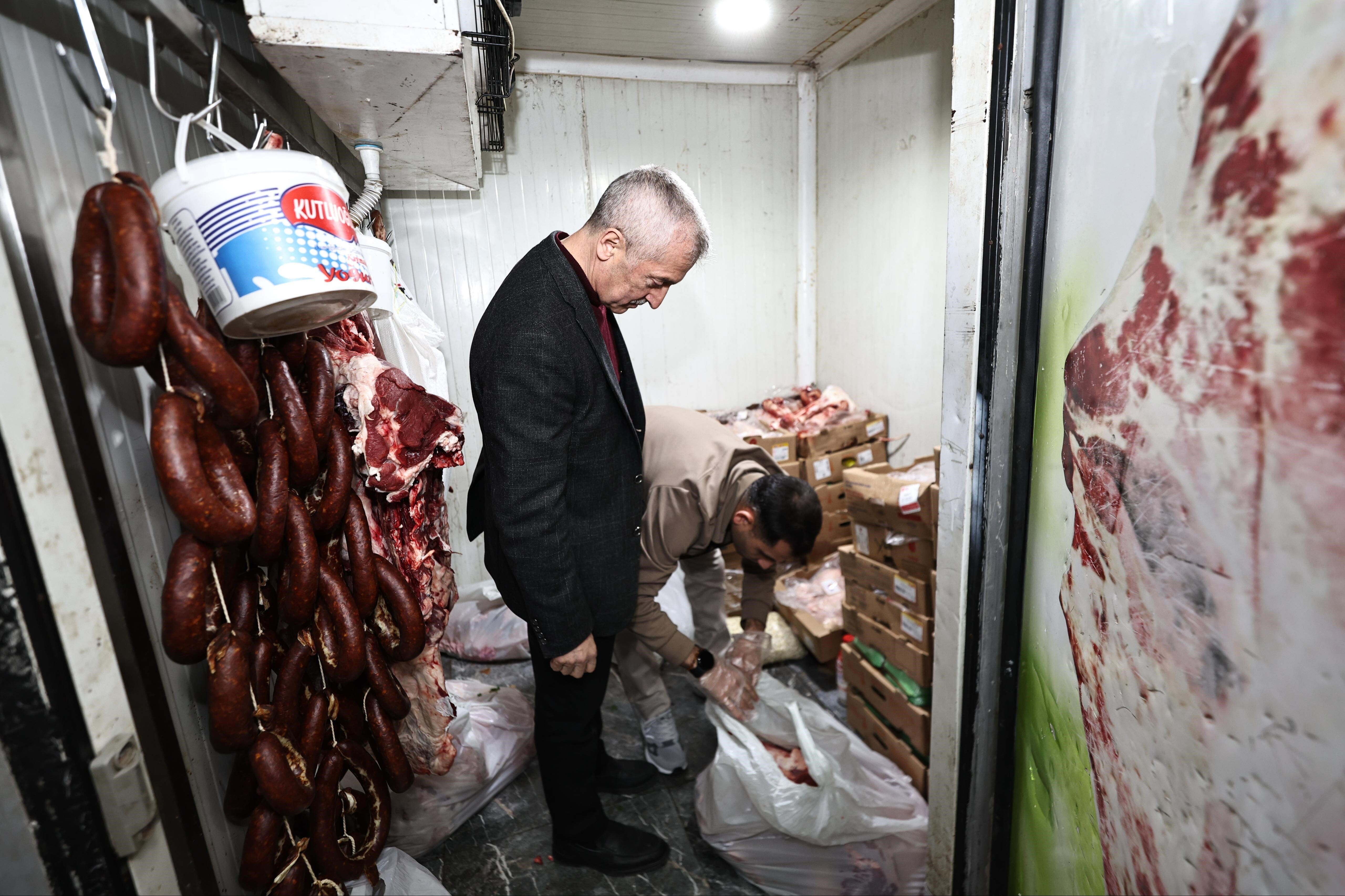 Vatandaşa yedireceklerdi! Ekipler mide bulandıran ürünlere el koydu Vatandaşa yedireceklerdi! Ekipler mide bulandıran ürünlere el koydu - 1. Resim