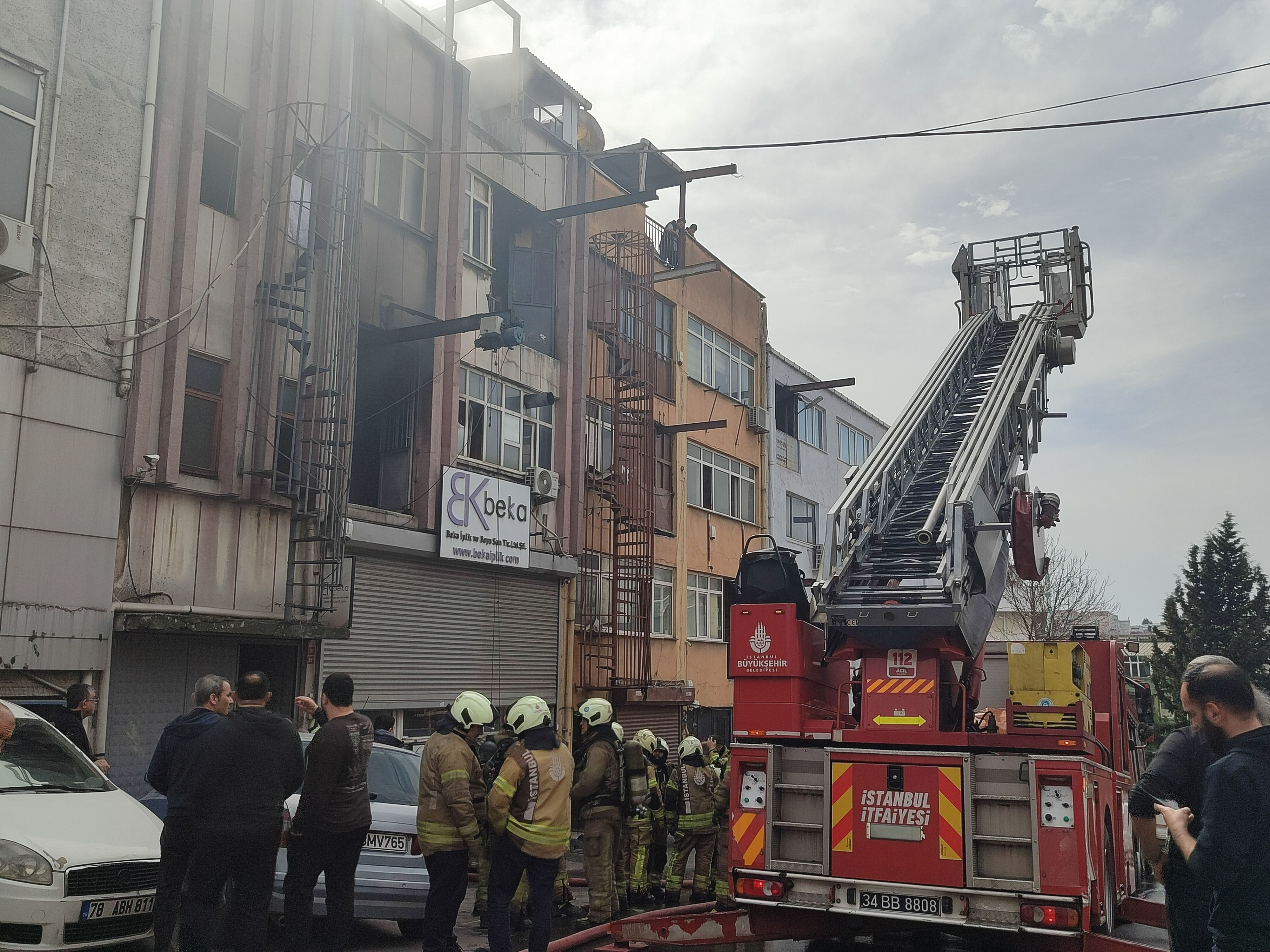 Yangında can pazarı! 2 kadın işçi çatıda mahsur kaldı Yangında can pazarı! 2 kadın işçi çatıda mahsur kaldı - 1. Resim