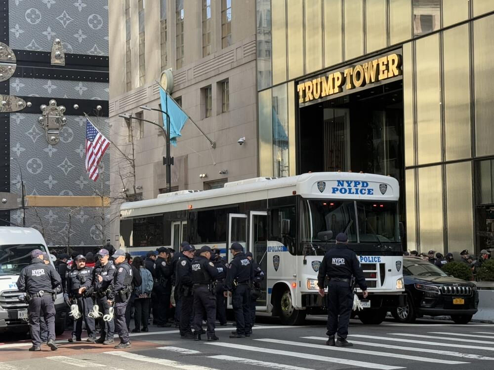 ABD'de Yahudiler Trump Tower'ı bastı! İsrail karşıtı gösteride 98 gözaltı ABD'de Yahudiler Trump Tower'ı bastı! İsrail karşıtı gösteride 98 gözaltı - 2. Resim
