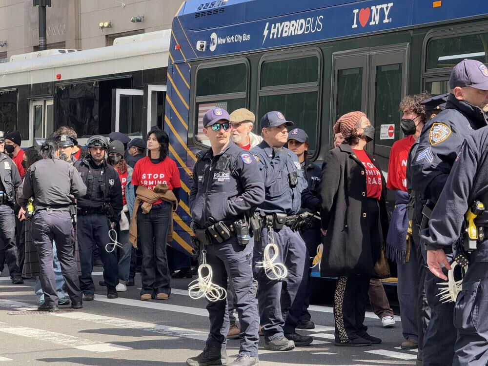 ABD'de Yahudiler Trump Tower'ı bastı! İsrail karşıtı gösteride 98 gözaltı ABD'de Yahudiler Trump Tower'ı bastı! İsrail karşıtı gösteride 98 gözaltı - 1. Resim