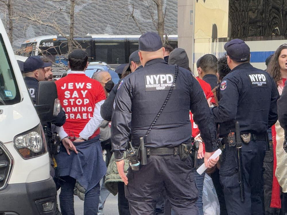 ABD'de Yahudiler Trump Tower'ı bastı! İsrail karşıtı gösteride 98 gözaltı ABD'de Yahudiler Trump Tower'ı bastı! İsrail karşıtı gösteride 98 gözaltı - 3. Resim