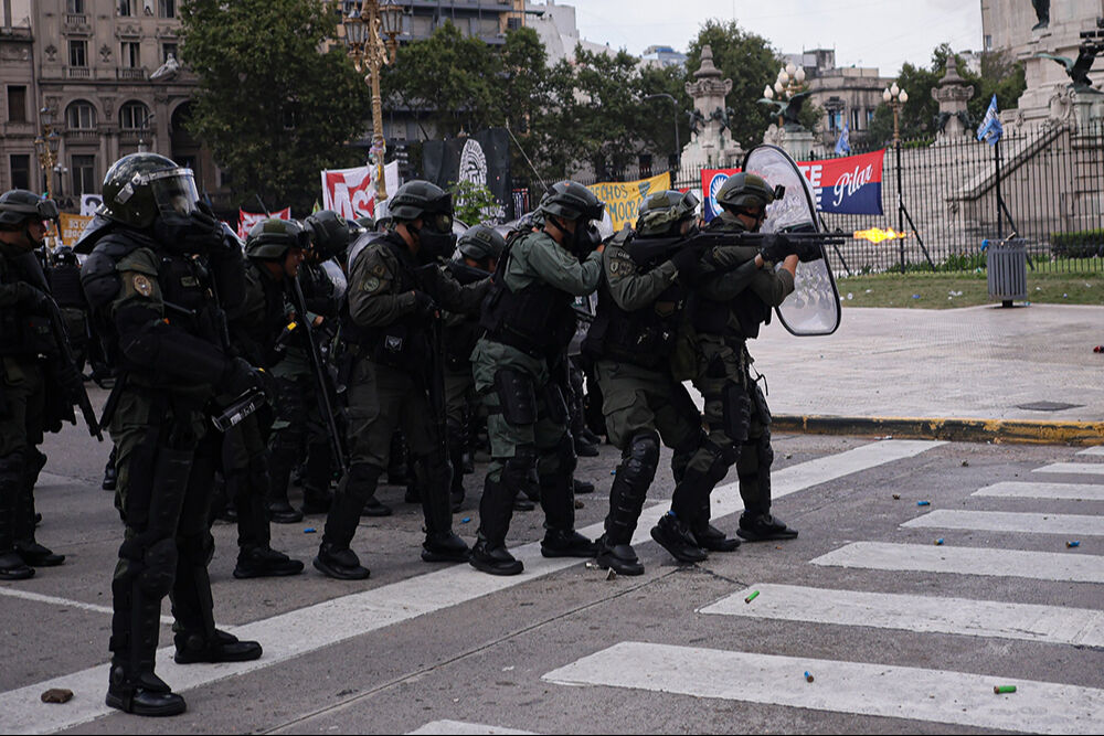 Arjantin fena karıştı! Yüzlerce gösterici güvenlik güçleri ile çatıştı - 2. Resim