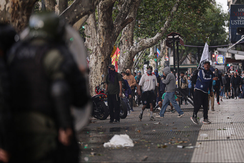 Arjantin fena karıştı! Yüzlerce gösterici güvenlik güçleri ile çatıştı - 10. Resim