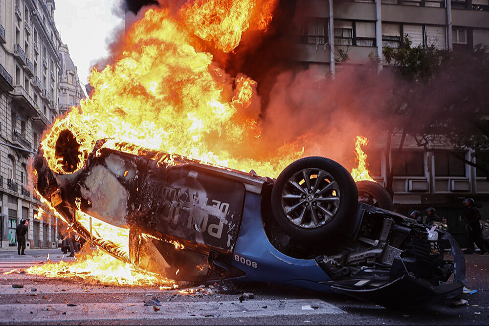 Arjantin fena karıştı! Yüzlerce gösterici güvenlik güçleri ile çatıştı - 7. Resim