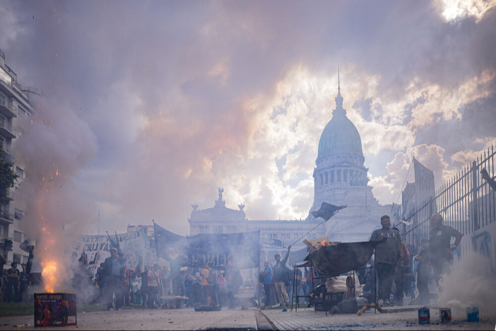 Arjantin fena karıştı! Yüzlerce gösterici güvenlik güçleri ile çatıştı - 3. Resim