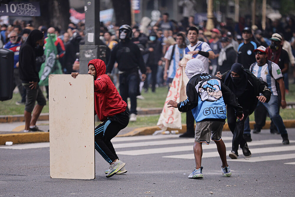 Arjantin fena karıştı! Yüzlerce gösterici güvenlik güçleri ile çatıştı - 6. Resim