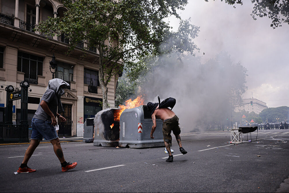 Arjantin fena karıştı! Yüzlerce gösterici güvenlik güçleri ile çatıştı - 9. Resim