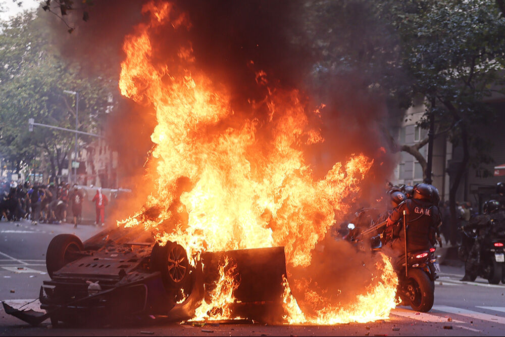 Arjantin fena karıştı! Yüzlerce gösterici güvenlik güçleri ile çatıştı - 4. Resim