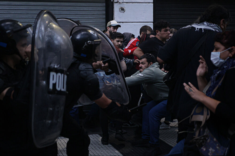 Arjantin fena karıştı! Yüzlerce gösterici güvenlik güçleri ile çatıştı - 1. Resim