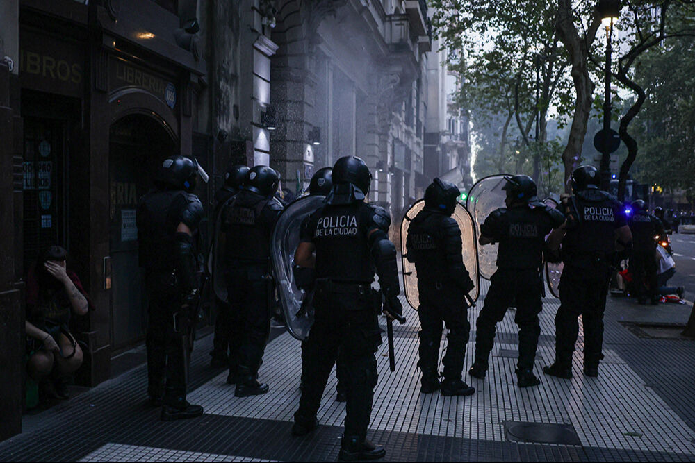 Arjantin fena karıştı! Yüzlerce gösterici güvenlik güçleri ile çatıştı - 5. Resim