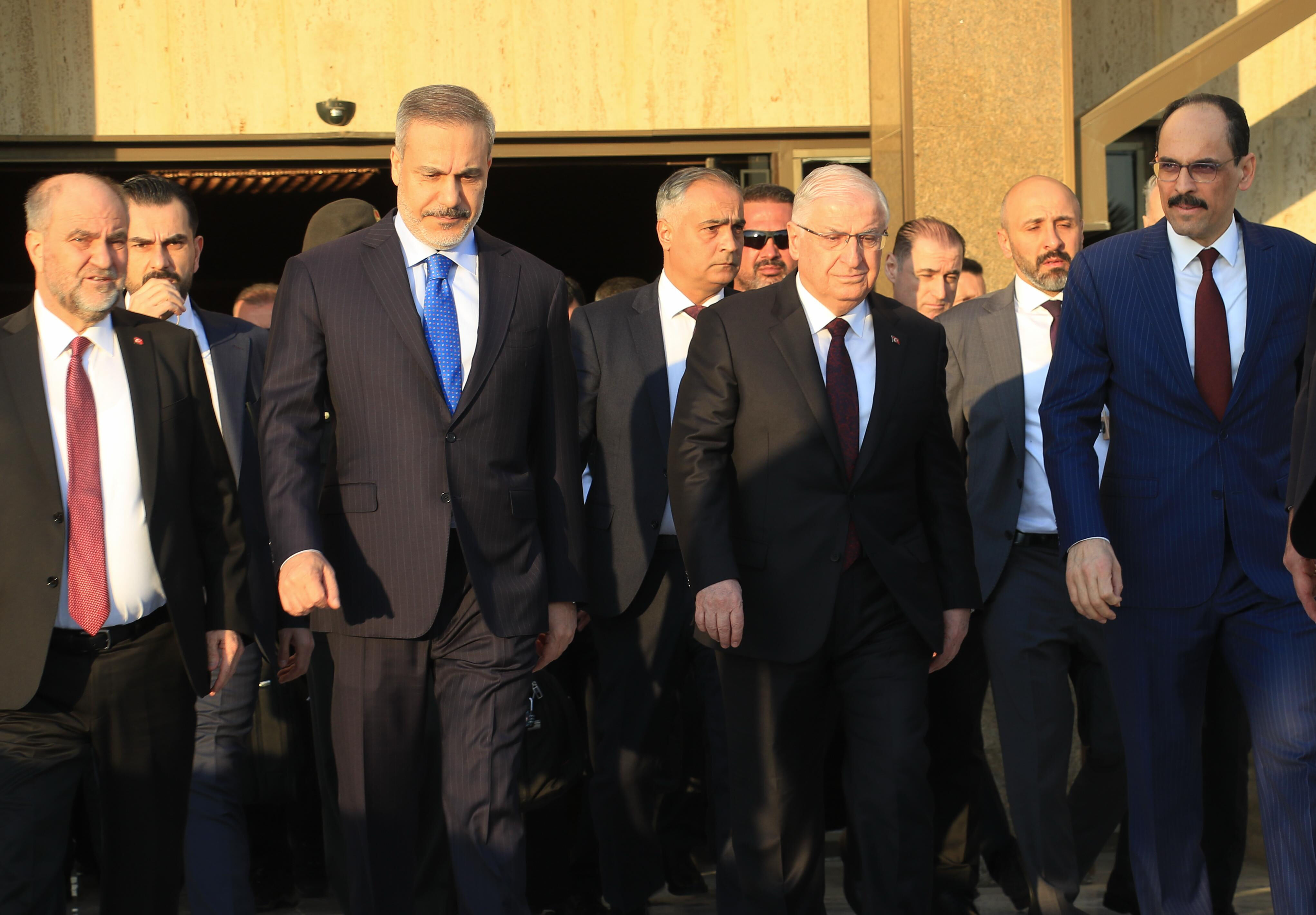 Bakanlar Fidan ve Güler ile MİT Başkanı Kalın Suriye'nin başkenti Şam'da! Bakanlar Fidan ve Güler ile MİT Başkanı Kalın Suriye'nin başkenti Şam'da! - 1. Resim