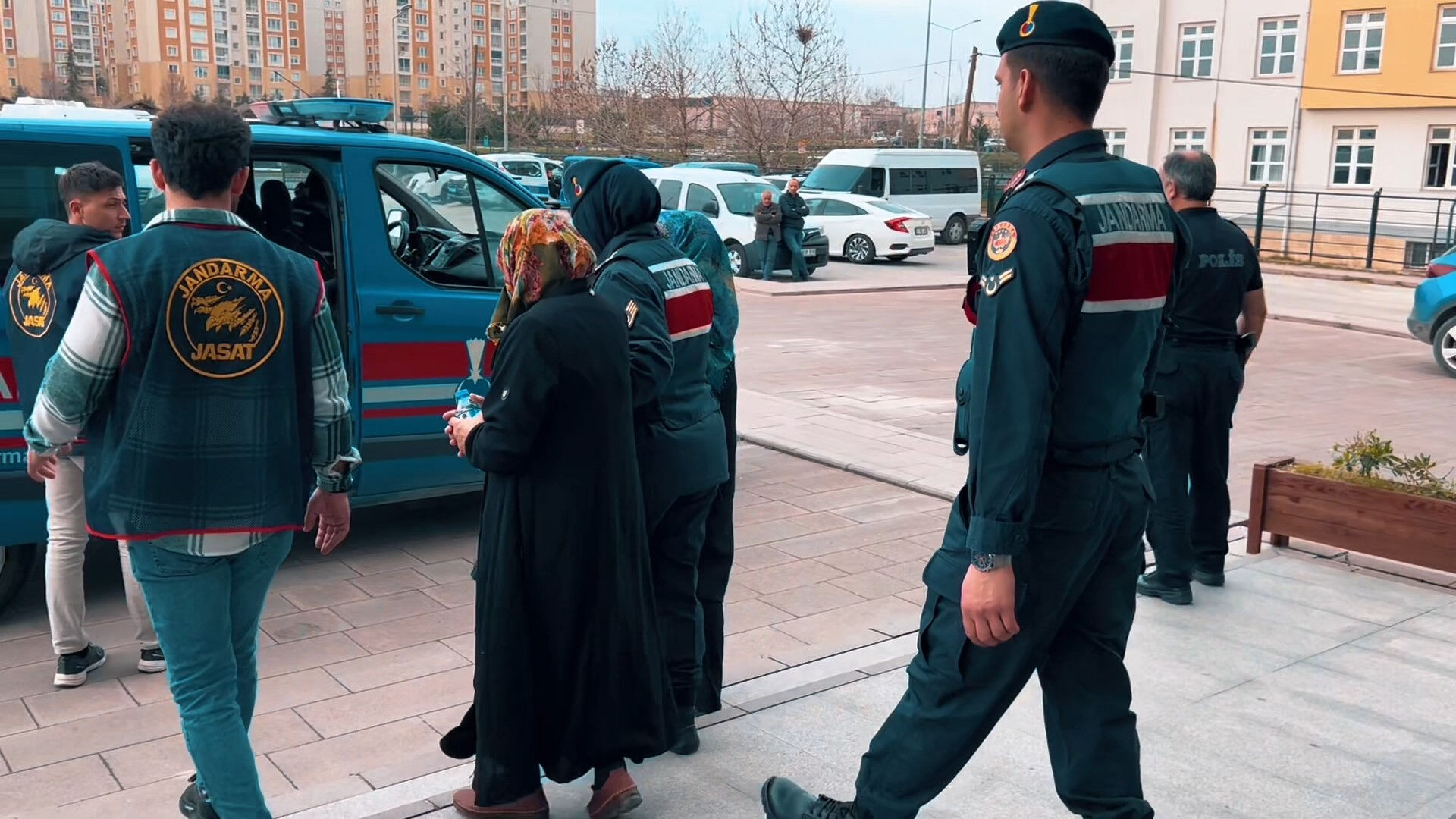 Bebeklerini öldürüp beton dökmüşlerdi! Firariler yakalandı Bebeklerini öldürüp beton dökmüşlerdi! Cani anne ve anneanne tutuklandı - 2. Resim