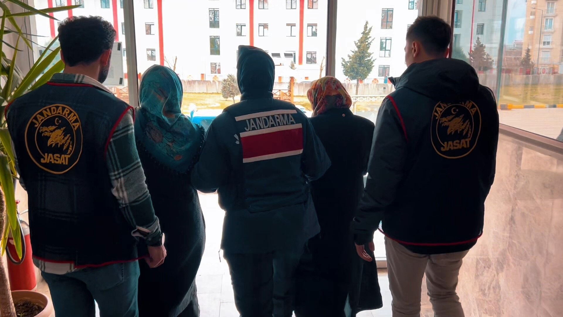 Bebeklerini öldürüp beton dökmüşlerdi! Firariler yakalandı Bebeklerini öldürüp beton dökmüşlerdi! Cani anne ve anneanne tutuklandı - 1. Resim