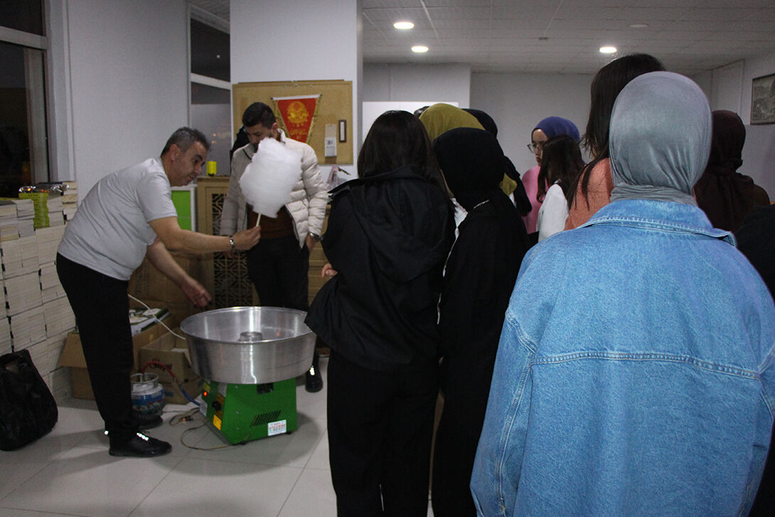 Depremde çocuklardan etkilendi, gençler için pamuk şekeri yapıp dağıtmaya başladı - 1. Resim