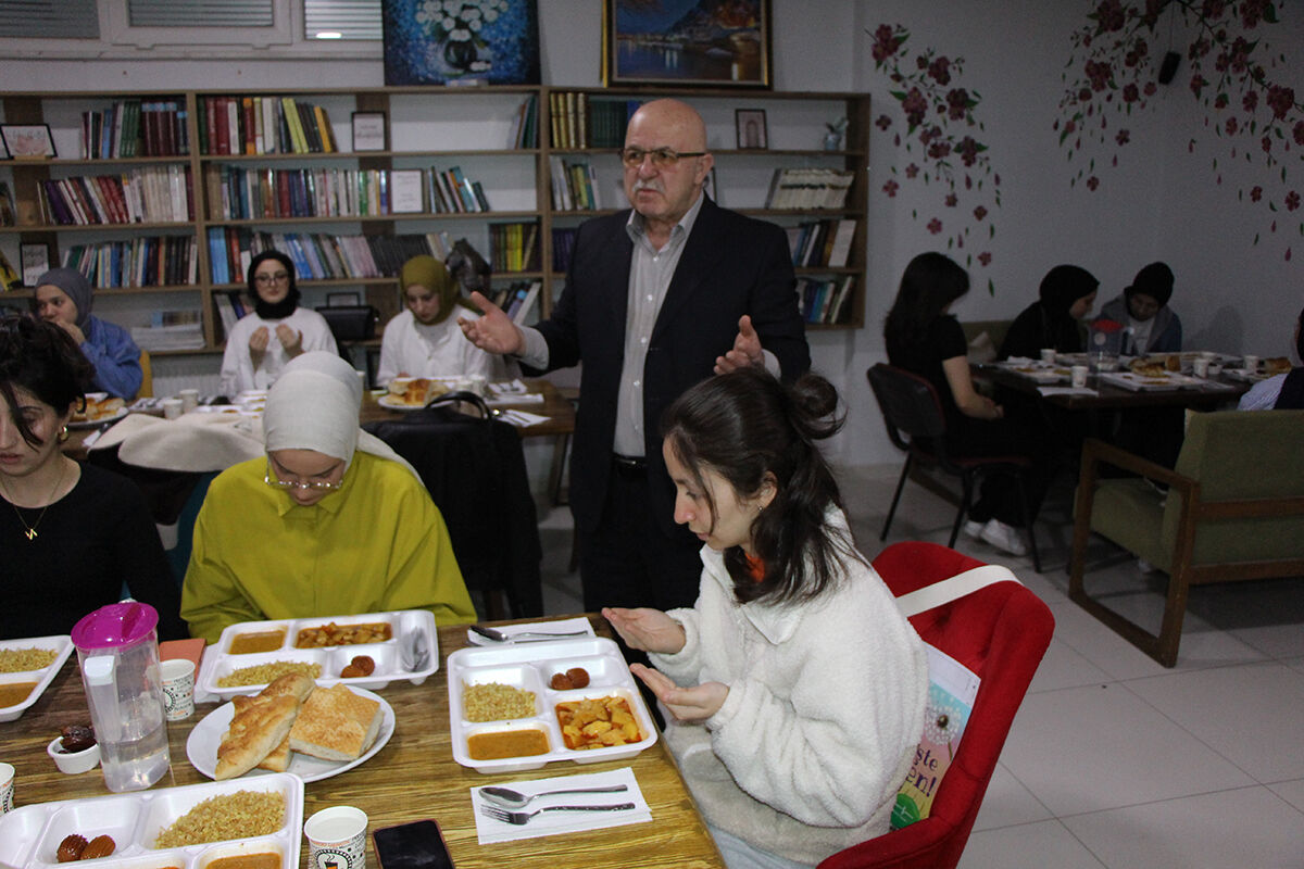 Depremde çocuklardan etkilendi, gençler için pamuk şekeri yapıp dağıtmaya başladı - 2. Resim