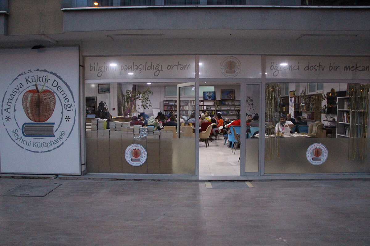 Depremde çocuklardan etkilendi, gençler için pamuk şekeri yapıp dağıtmaya başladı - 3. Resim