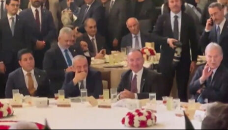 Erdoğan'dan İmralı heyetiyle ilk temas! Sırrı Süreyya Önder ile önce tokalaştı, sonra iftar sofrasına oturdu Erdoğan'dan İmralı heyetiyle ilk temas! Beraber iftar sofrasına oturdu - 2. Resim