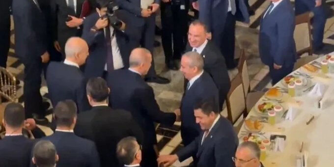 Erdoğan'dan İmralı heyetiyle ilk temas! Sırrı Süreyya Önder ile önce tokalaştı, sonra iftar sofrasına oturdu Erdoğan'dan İmralı heyetiyle ilk temas! Beraber iftar sofrasına oturdu - 1. Resim