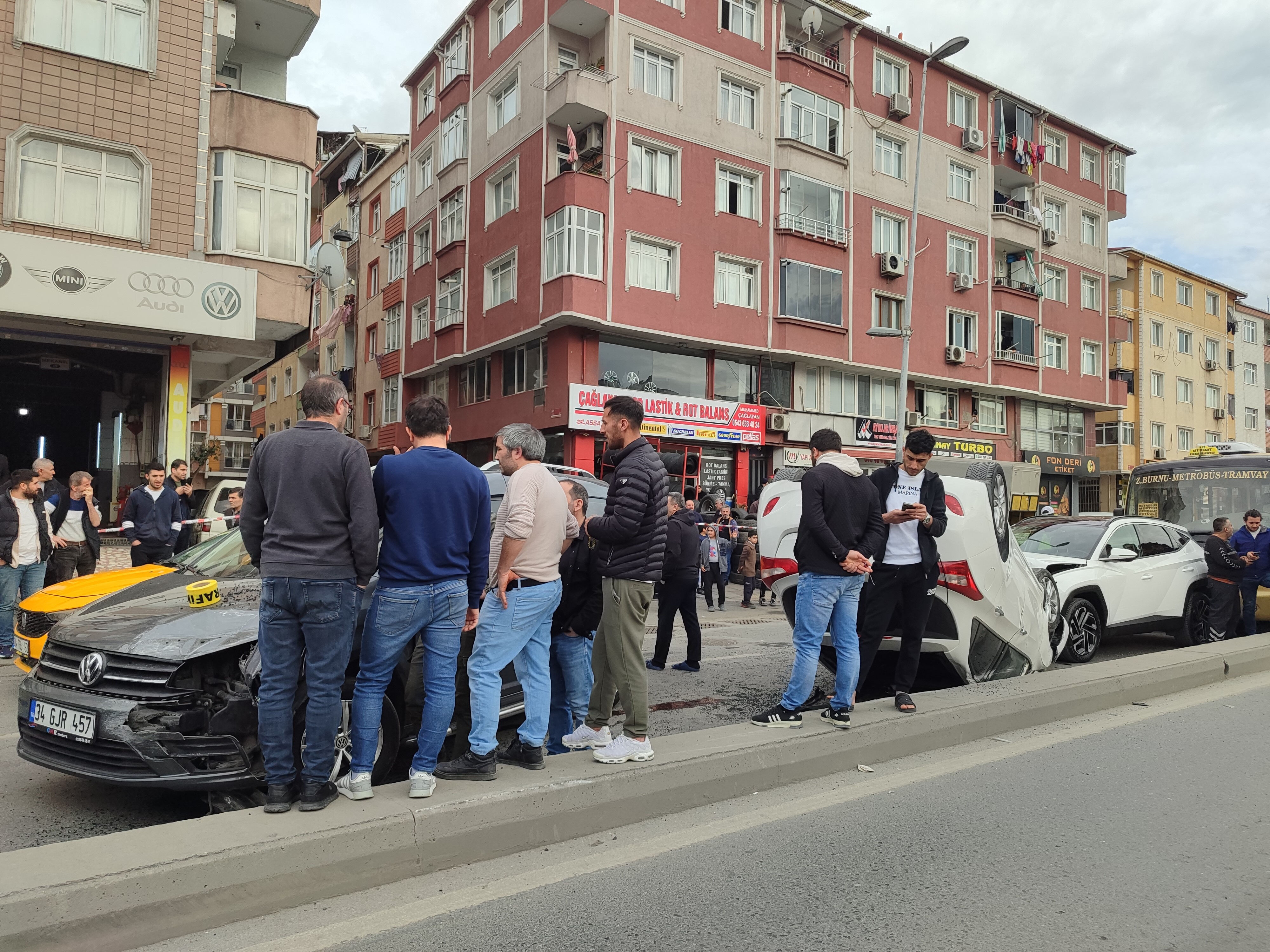 Esenler'de 6 araç 1 motosiklet birbirine girdi, halk bölgede toplandı! Yaralılar var - 1. Resim