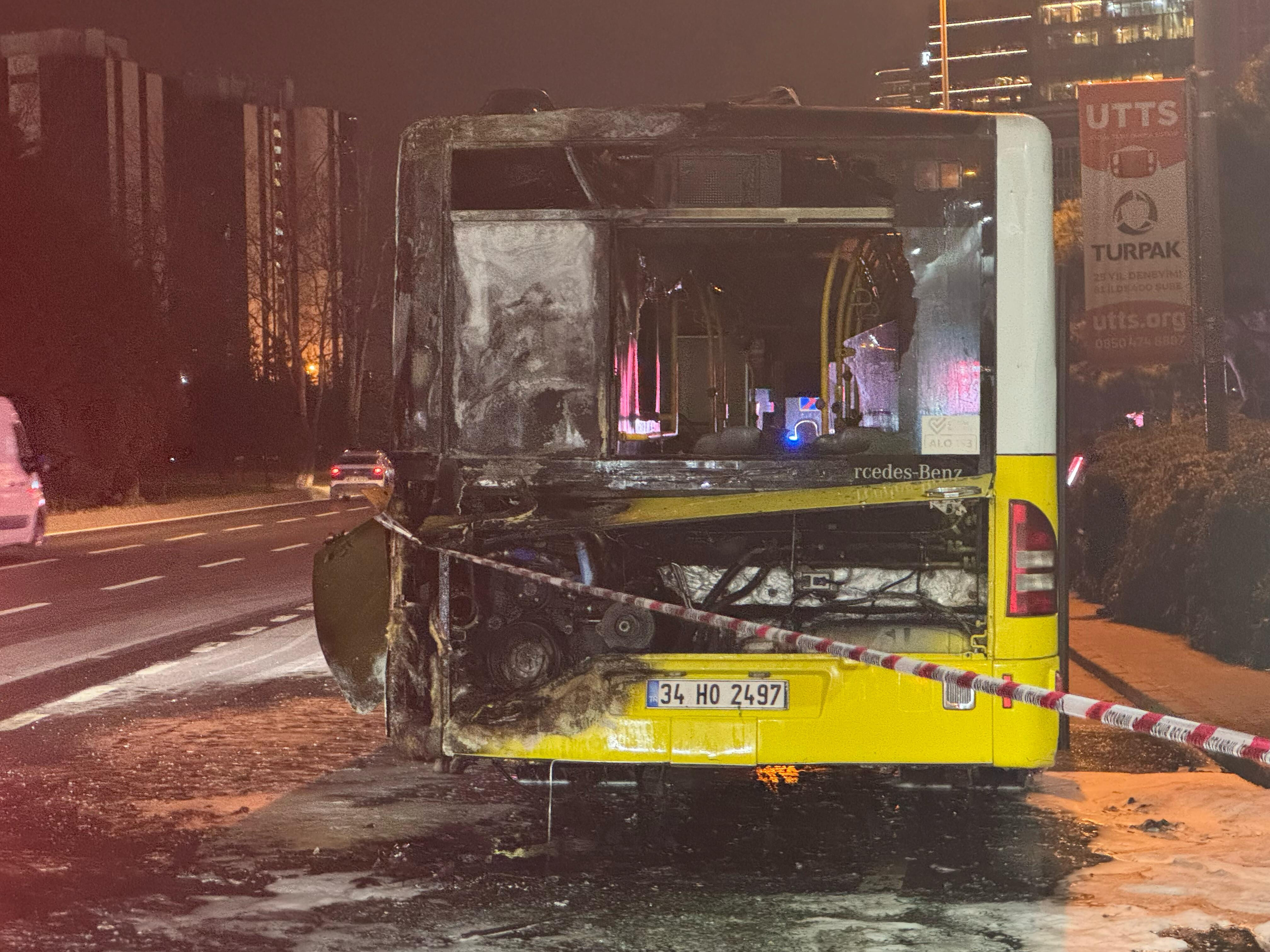 İETT otobüsü alev alev yanarak kullanılamaz hale geldi - 2. Resim