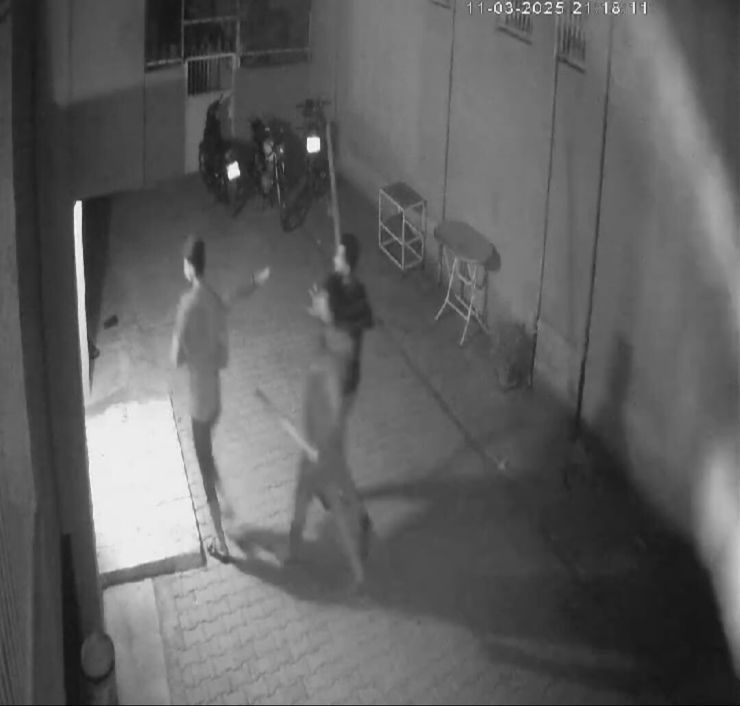 Kan donduran görüntüler Adana'dan! Kavgayı ayırmak isterken sopayla darp edildi - 1. Resim