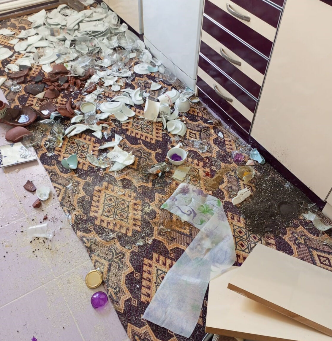 Kardeşlerin inadı faciayla bitti! Deprem oldu zannettiler, ortalık savaş alanına döndü - 2. Resim