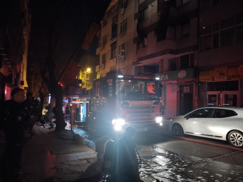 Kartal'da sıcak saatler! 6 katlı bina cayır cayır yandı - 1. Resim