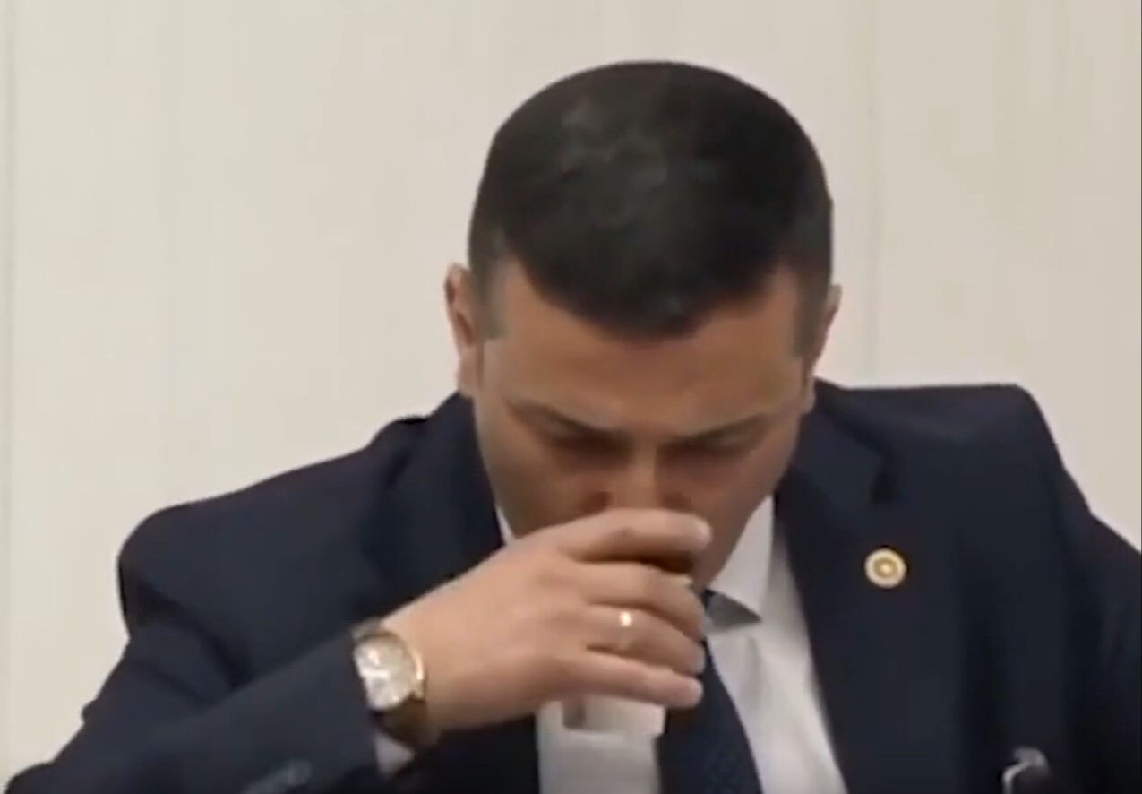 Kürsüde su içen vekile ramazan uyarısı! Hemen gerçeği açıkladı - 1. Resim