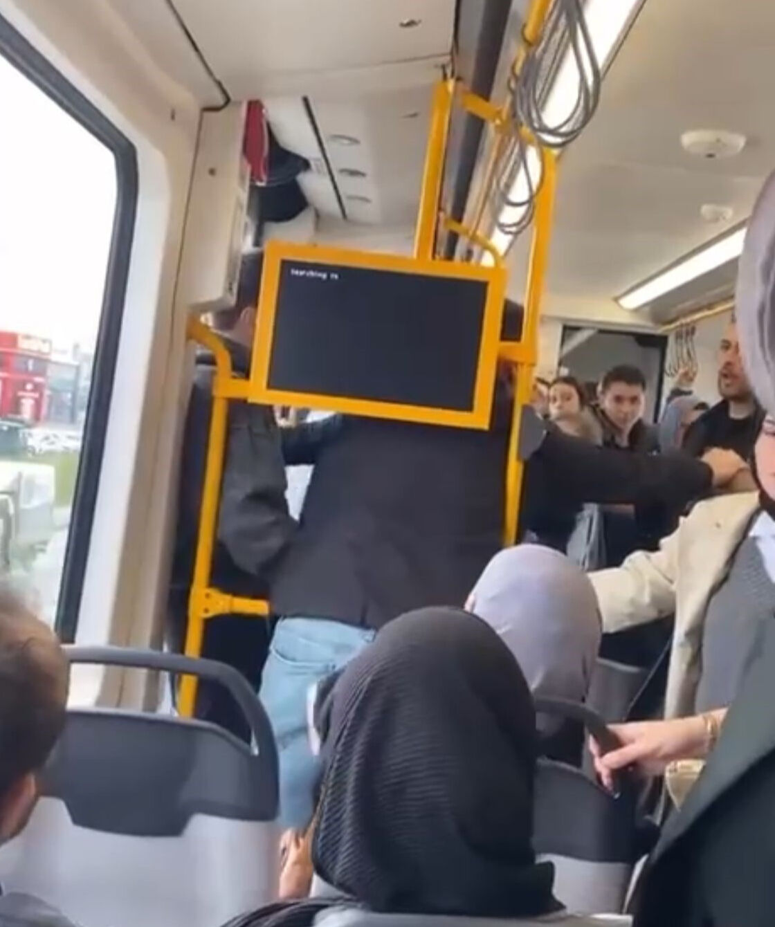 Metroda tekme tokat kavga! Küfürler havada uçuştu - 1. Resim