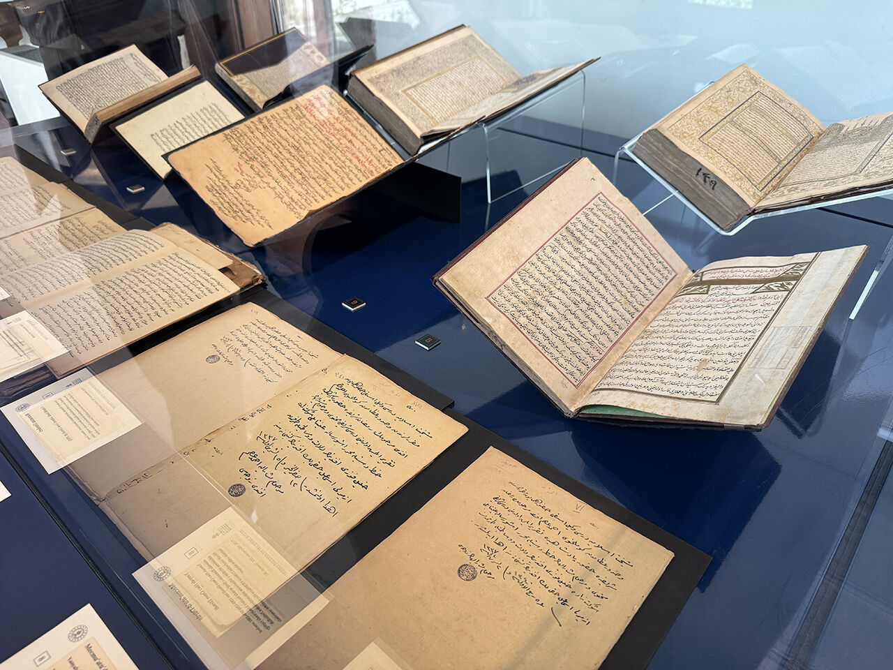 Ramazan akşamlarını bu kitaplar aydınlattı! Osmanlı padişahlarının değişmeyen geleneği "Huzur Dersleri" sergisi açıldı Ramazan akşamlarını bu kitaplar aydınlattı! Osmanlı padişahlarının değişmeyen geleneği "Huzur Dersleri" sergisi açıldı - 1. Resim