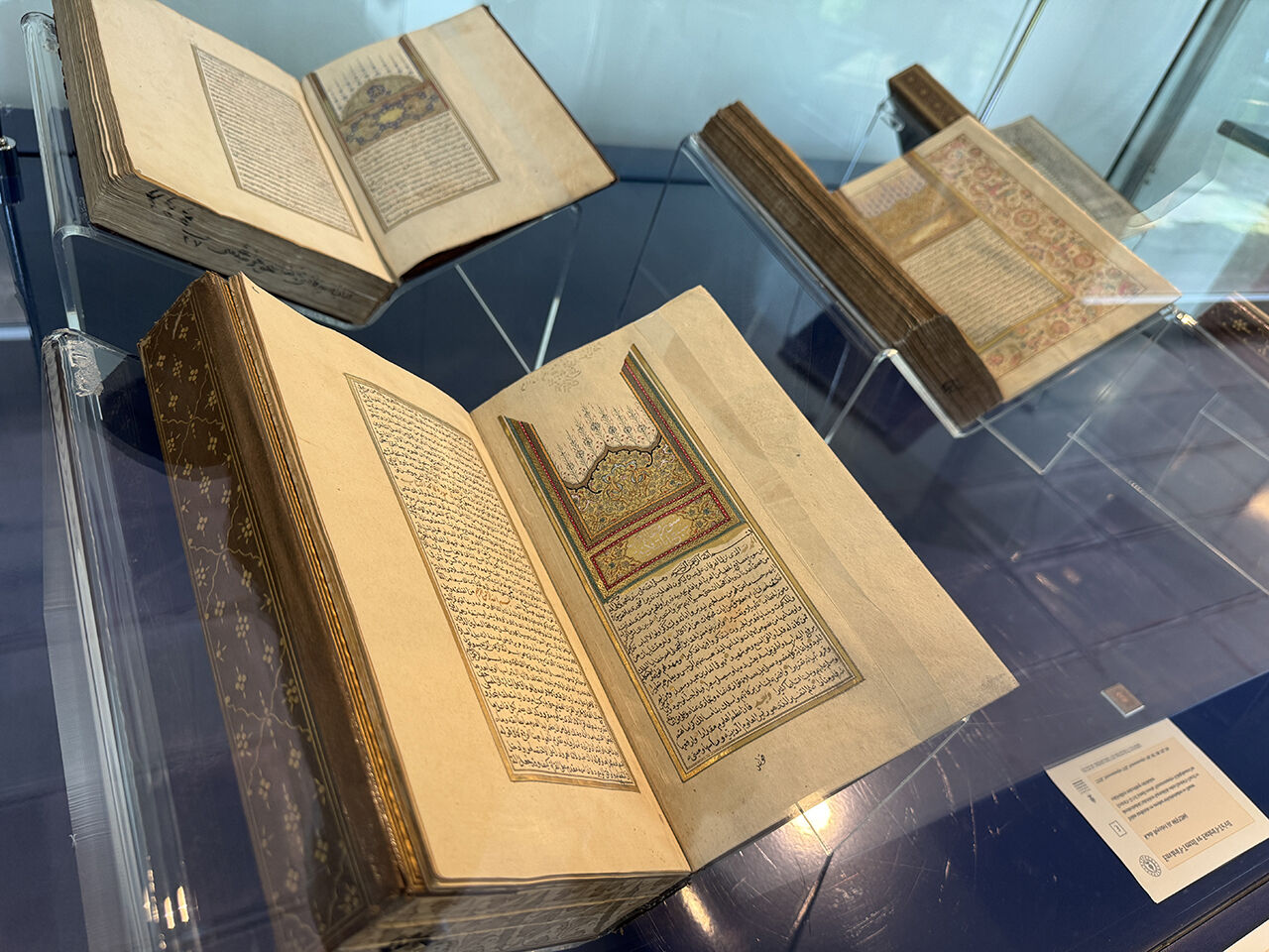 Ramazan akşamlarını bu kitaplar aydınlattı! Osmanlı padişahlarının değişmeyen geleneği "Huzur Dersleri" sergisi açıldı Ramazan akşamlarını bu kitaplar aydınlattı! Osmanlı padişahlarının değişmeyen geleneği "Huzur Dersleri" sergisi açıldı - 3. Resim