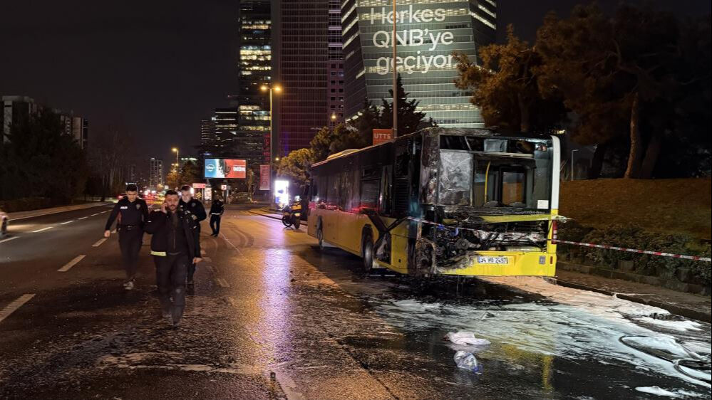 Şişli'de seyir halindeki İETT otobüsü yandı Şişli'de seyir halindeki İETT aracı yandı - 1. Resim