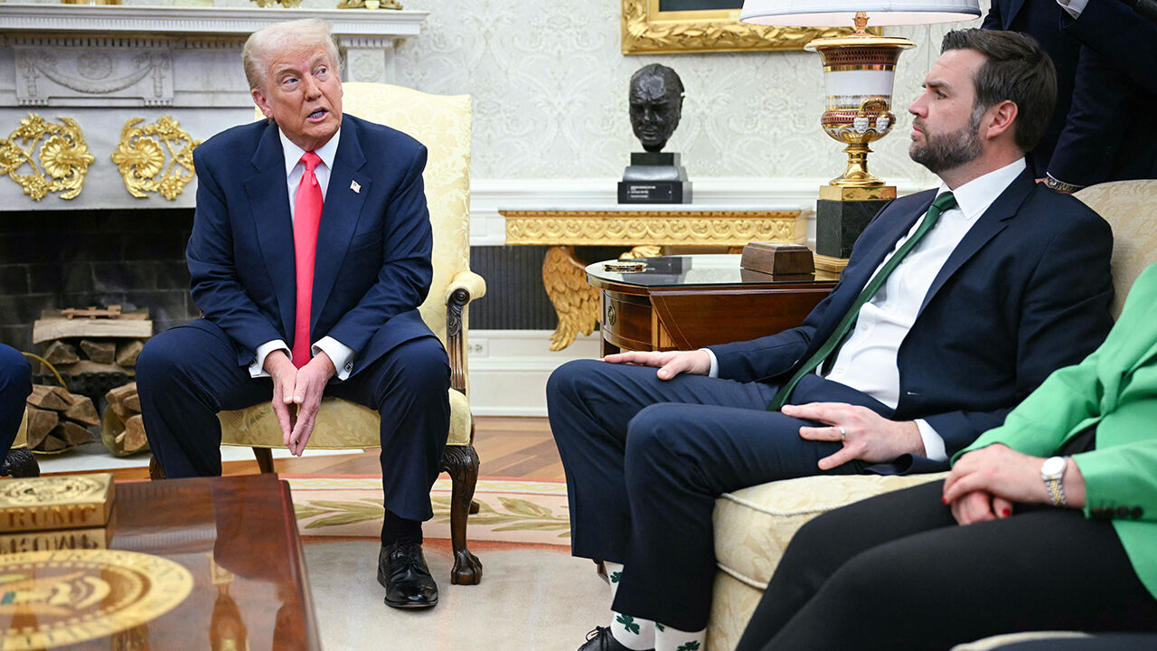 Trump'ın dikkatini dağıtan çoraplar toplantıya damga vurdu: Odaklanamıyorum! - 1. Resim