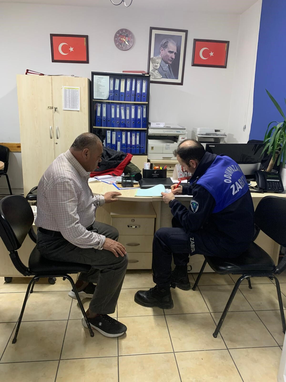 8 kişi saya saya bitiremedi! Şehir şehir gezen dilencinin hem yöntemi ve hem kazancı şaşırttı - 2. Resim