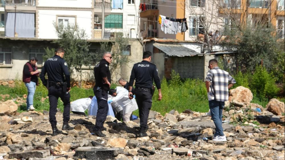 Cezaevinden izinli çıktı! Boş arazide ölü bulundu Cezaevinden izinli çıktı! Boş arazide ölü bulundu - 1. Resim