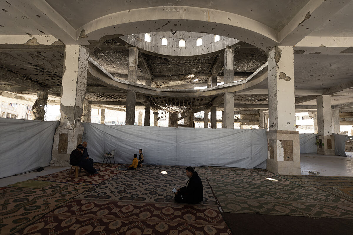 Enkaza dönen İmam Şafii Camii'nde cuma kıldılar! Gazze'de dikkat çeken namaz - 5. Resim